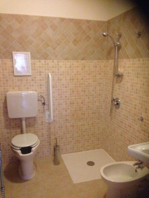 Perla Del Mare Affittacamere Campofelice Di Roccella Ruang foto